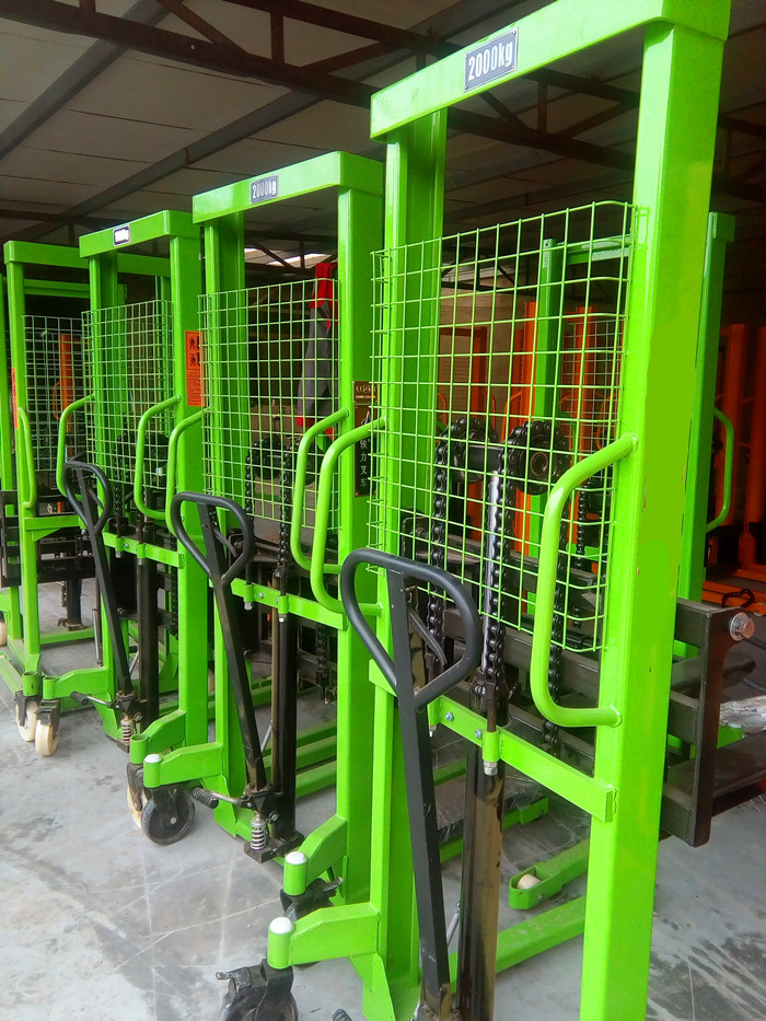 手動液壓堆高車待出廠發貨--河北東圣吊索具制造有限公司