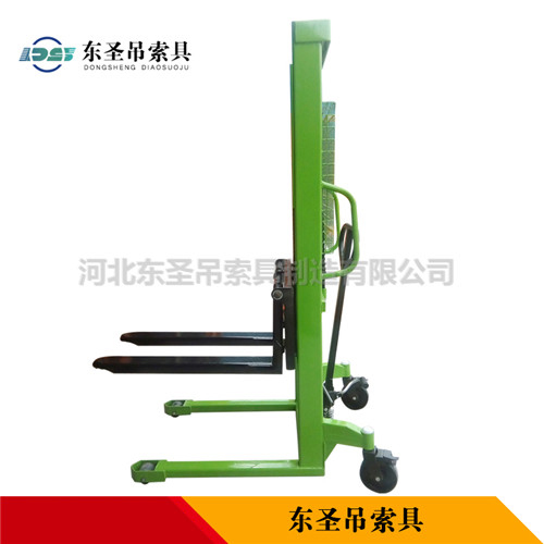 重型手動液壓堆高車產(chǎn)品側(cè)面展示--河北東圣吊索具制造有限公司--小型攪拌機|石材夾具|液壓堆高車|手動叉車