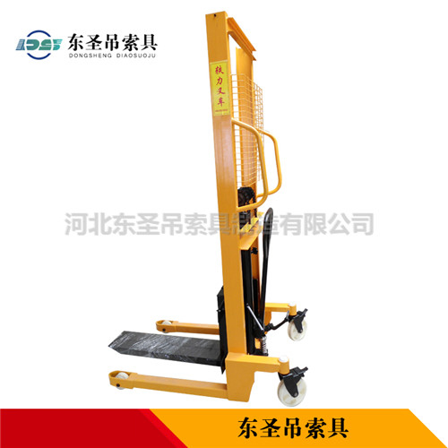 重型手動液壓堆高車產(chǎn)品側(cè)面展示--河北東圣吊索具制造有限公司--小型攪拌機|石材夾具|液壓堆高車|手動叉車
