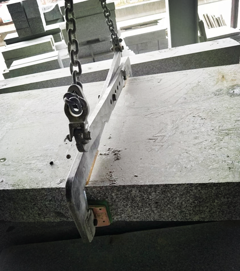 提升機與夾具配合使用吊裝石板現場--河北東圣吊索具制造有限公司--石材夾具|小型攪拌機|液壓堆高車|手動叉車