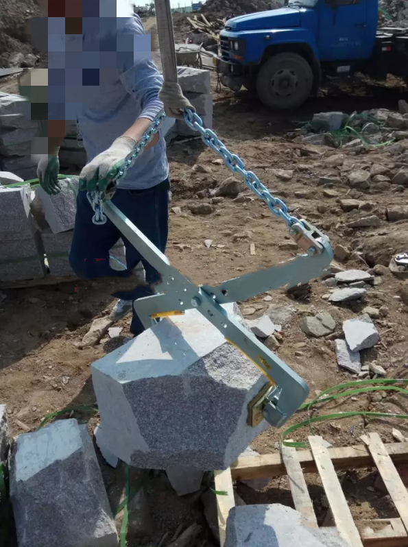 石材夾具吊夾石塊使用現場--河北東圣吊索具制造有限公司--石材夾具|小型攪拌機|液壓堆高車|手動叉車